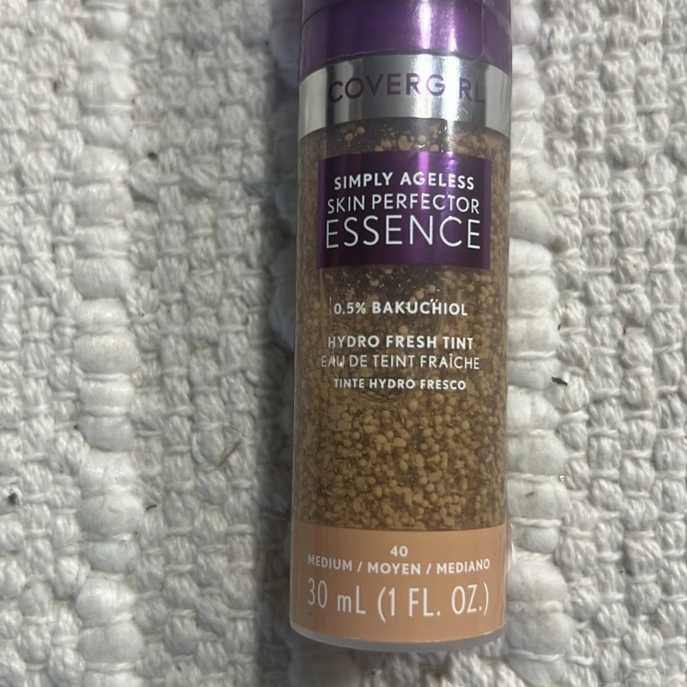 COVERGIRL Simply Ageless Essence 40 Medium Shade 30mL